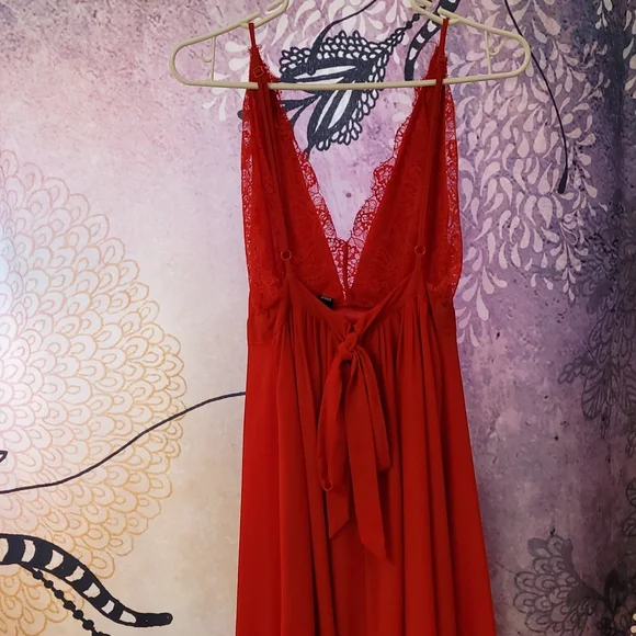 My daughter's beautiful red Windsor prom dress. - Picture 4 of 5